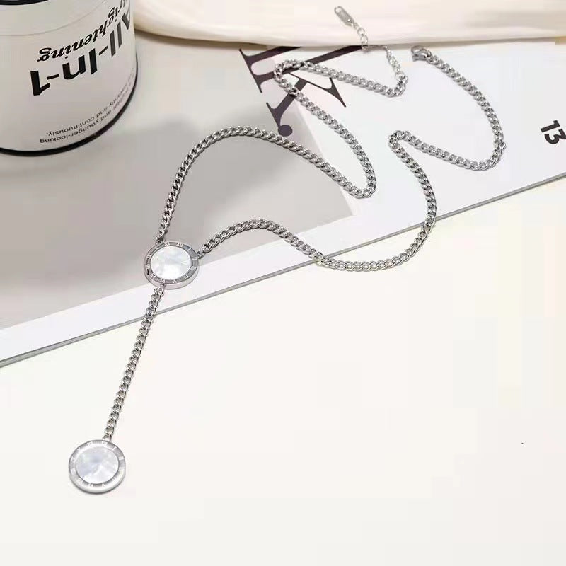 Collana con Pendente in Acciaio al Titanio a Forma di Lettera, Design Originale, Dettaglio Nappa per Maglioni, Lunghezza Regolabile, Design a Guscio Bifacciale