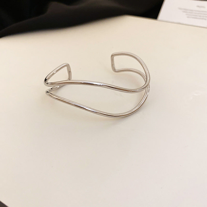 Pulsera Minimalista de Lujo Ondulada en Aleación con Acabado Galvanizado para Mujer, Elegante Diseño con Textura de Luz Acuática