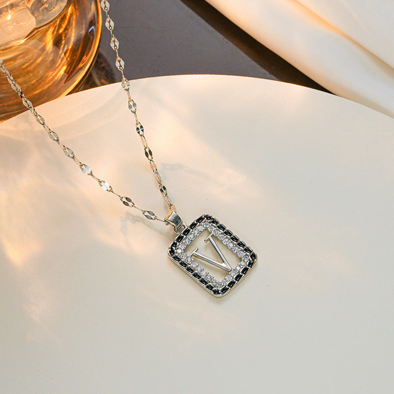 Collar cuadrado vintage de acero de titanio con letra V, incrustaciones de oro PVD y cadena de ondas de agua para mujer
