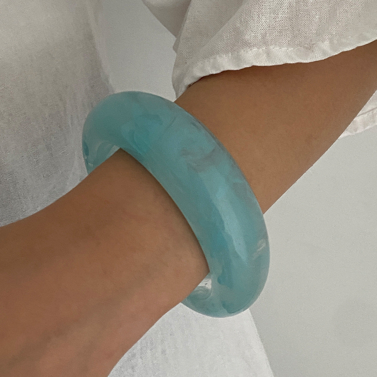 Pulsera geométrica en contraste rojo vivo con acabado pulido y superficie galvanizada para mujer