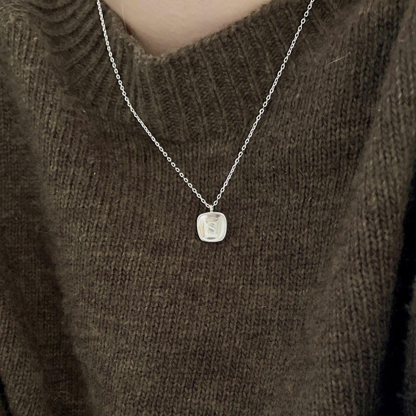 Collar con colgante de letra S minimalista de diseño geométrico en plata de ley 925