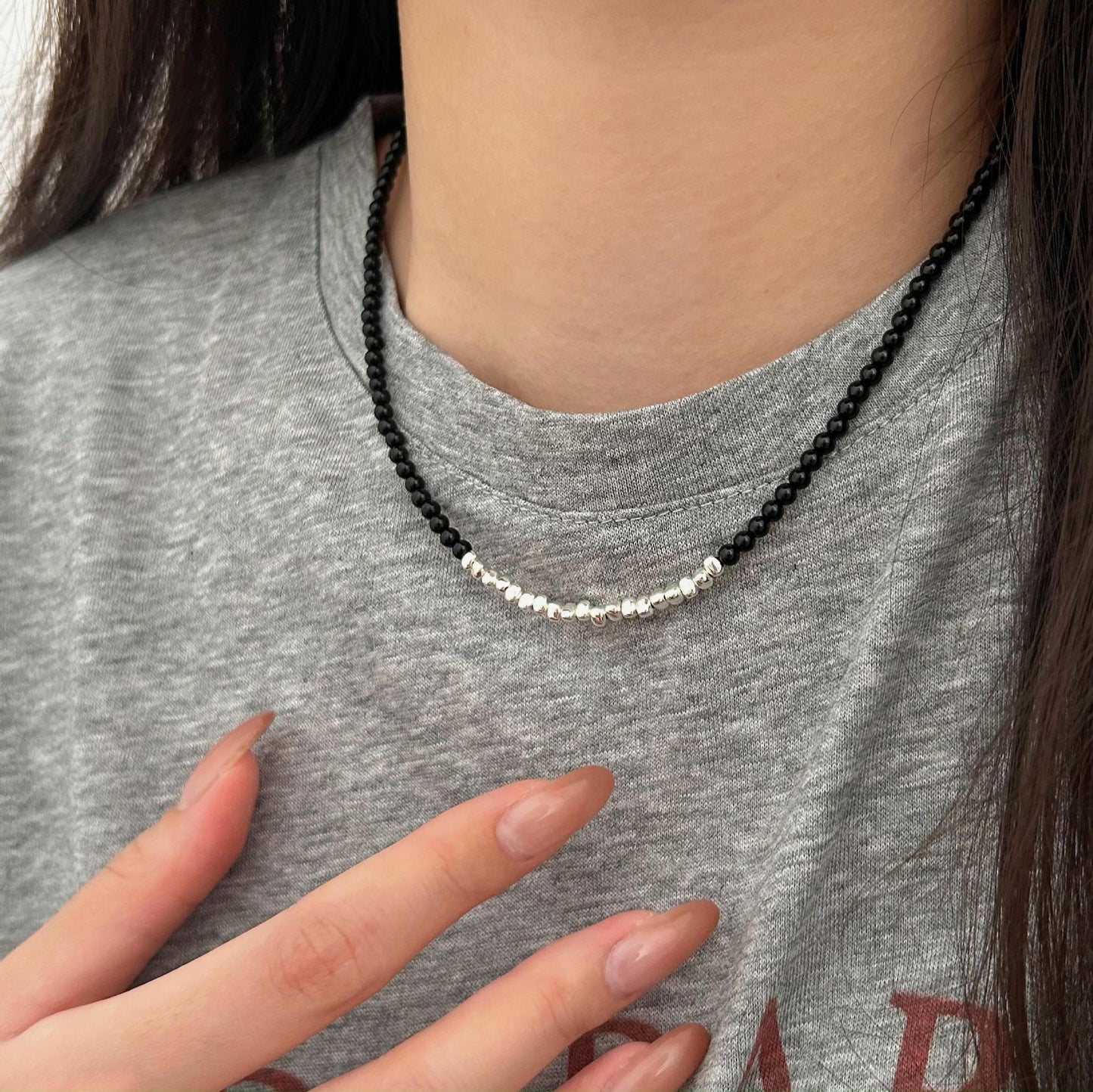 Collana Minimalista Dolce Geometrica Rotonda con Intarsio di Agata Nera in Argento Sterling e Catena Curb