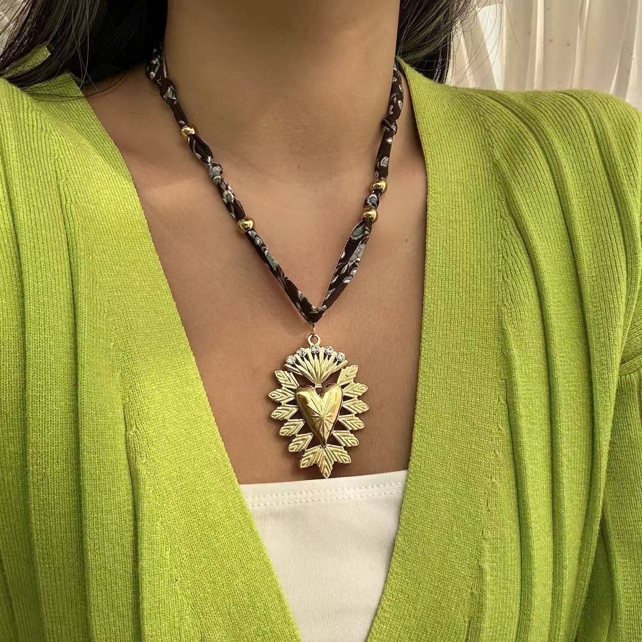 Collar con colgante informal de cruz y corazón de acero inoxidable para mujer