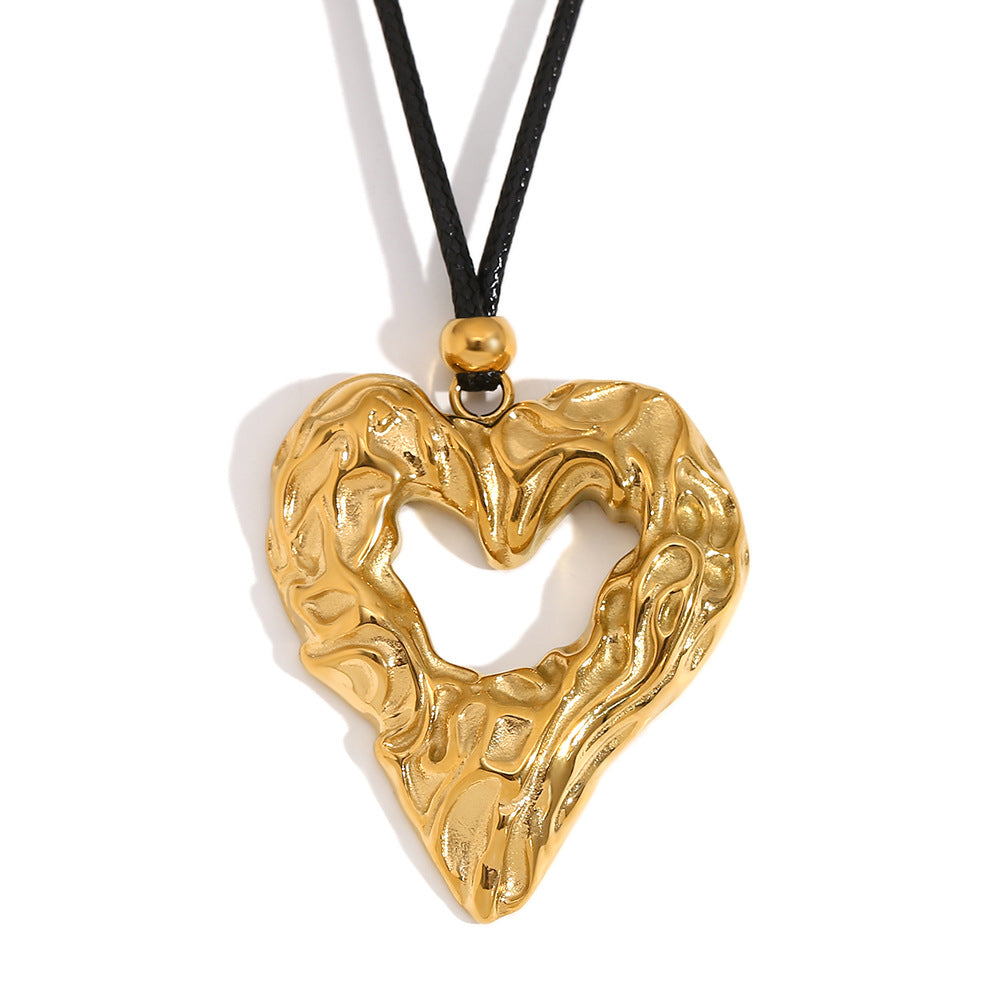 Collana con ciondolo a cuore cavo, minimalista vintage, con texture martellata, in acciaio inossidabile placcato oro 18 carati da donna