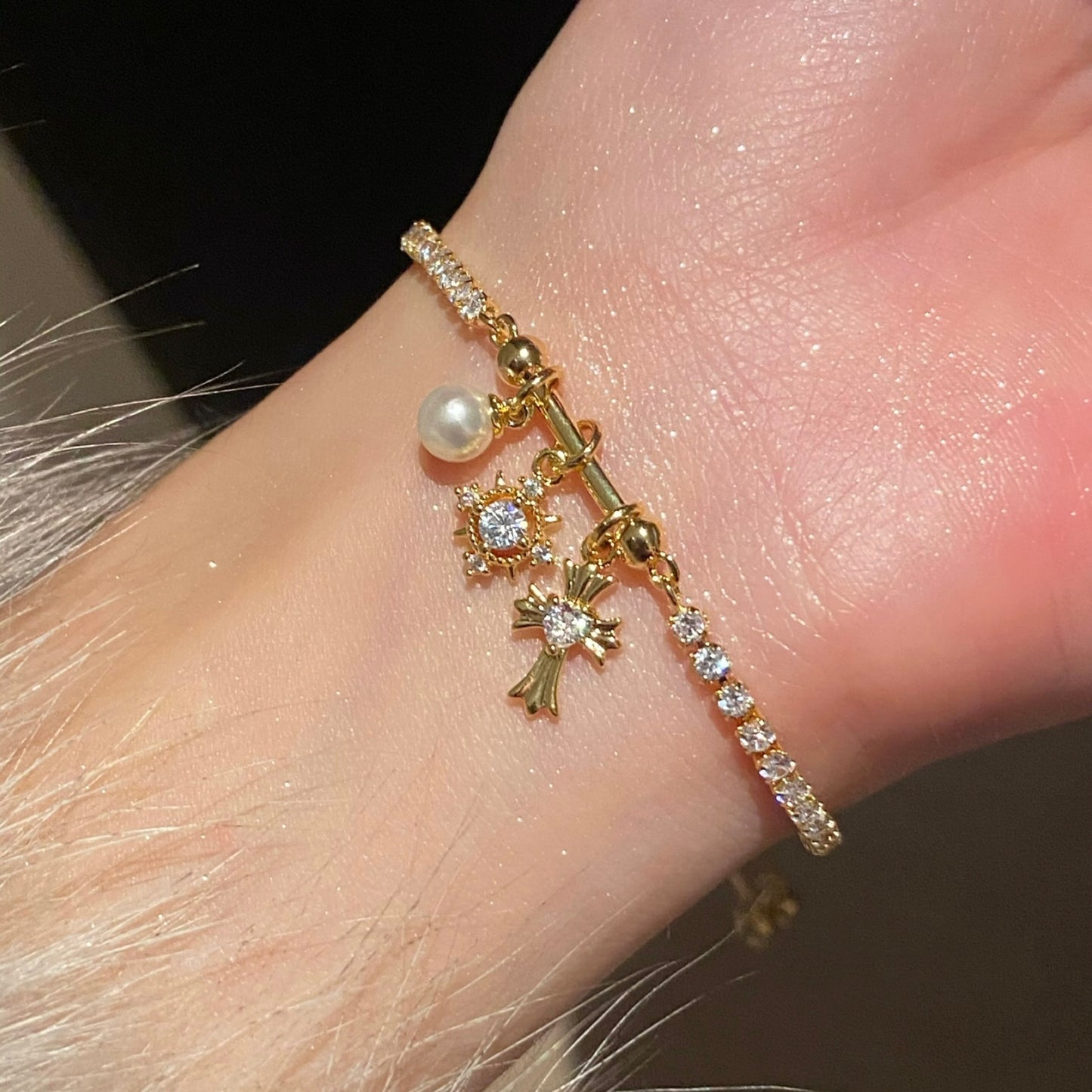 Bracciale a croce elegante a forma di Iris con zirconi intarsiati in rame, regolabile, da donna, lusso minimalista, floreale