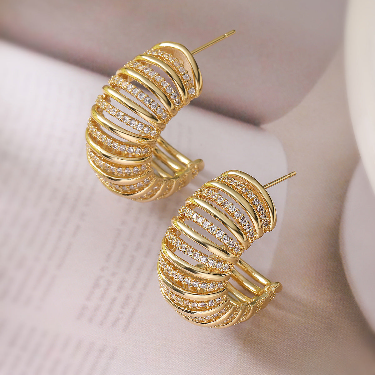 Orecchini geometrici a C in rame placcati oro 18 carati con intarsio in zirconi per donna, gioielli alla moda di ispirazione vintage