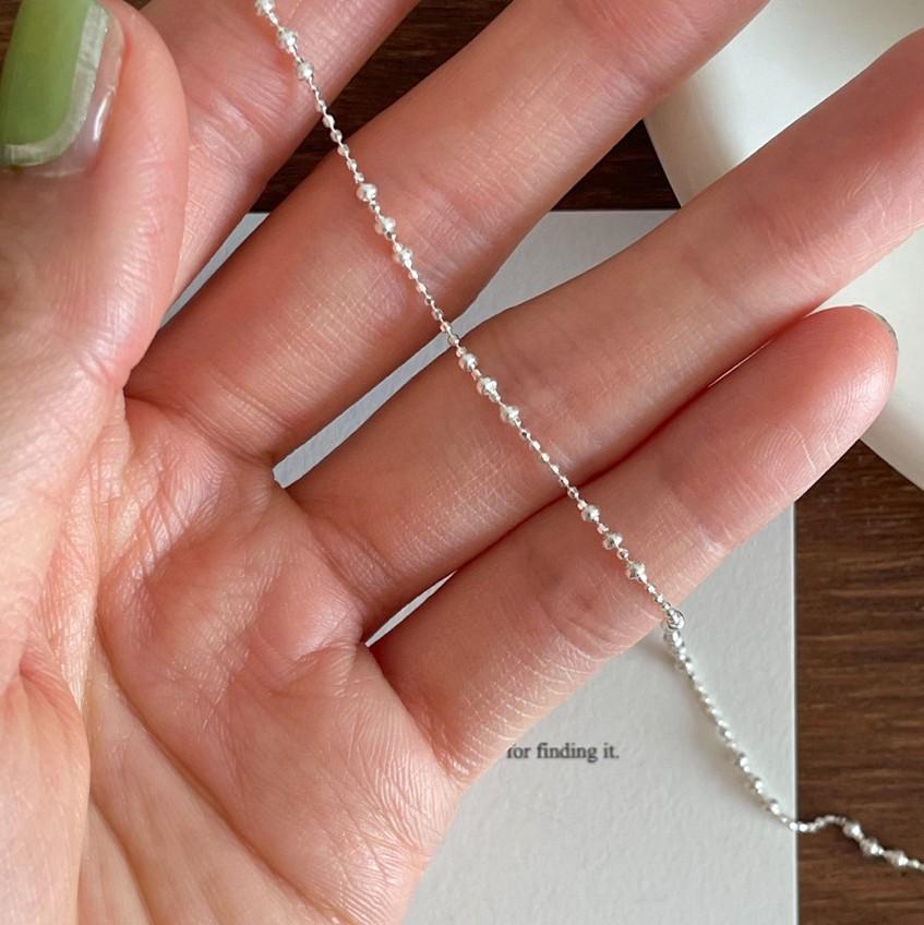 Tobillera minimalista con estrella de plata de ley S925, detalle de cuentas y acabado chapado