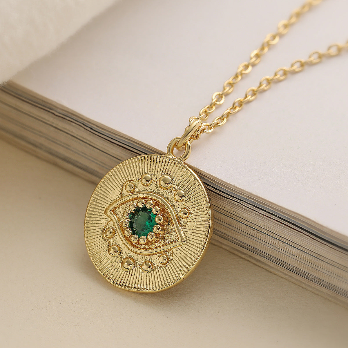 Collana Pendente Minimalista Retrò Occhio di Allah da Donna in Rame con Placcatura in Oro 18K e Intarsio in Zirconi
