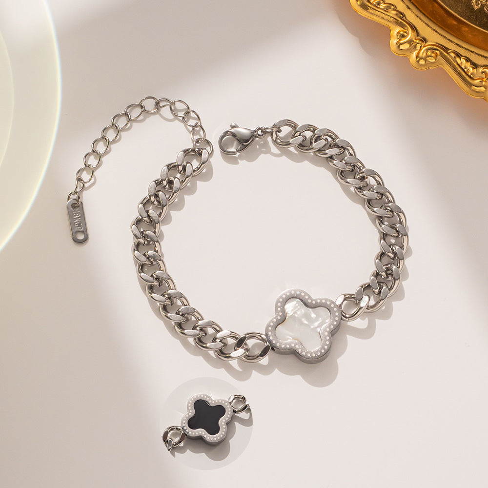 Bracciale da donna alla moda a forma di trifoglio in acciaio al titanio con finitura placcata e design a catena spessa