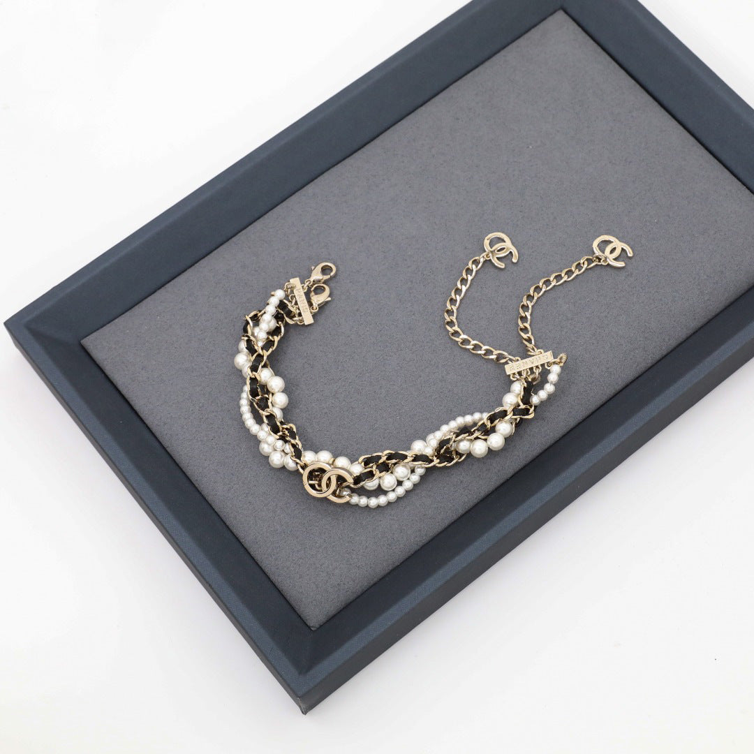 Collar de cadena con cuerda de perlas y letras de lujo elegante para mujer