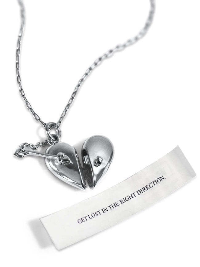 Collana con Ciondolo di Lusso a Cuore in Acciaio al Titanio con Intarsio in Conchiglia Naturale e Finitura Galvanizzata, Design a Catena a O per Uso Unisex
