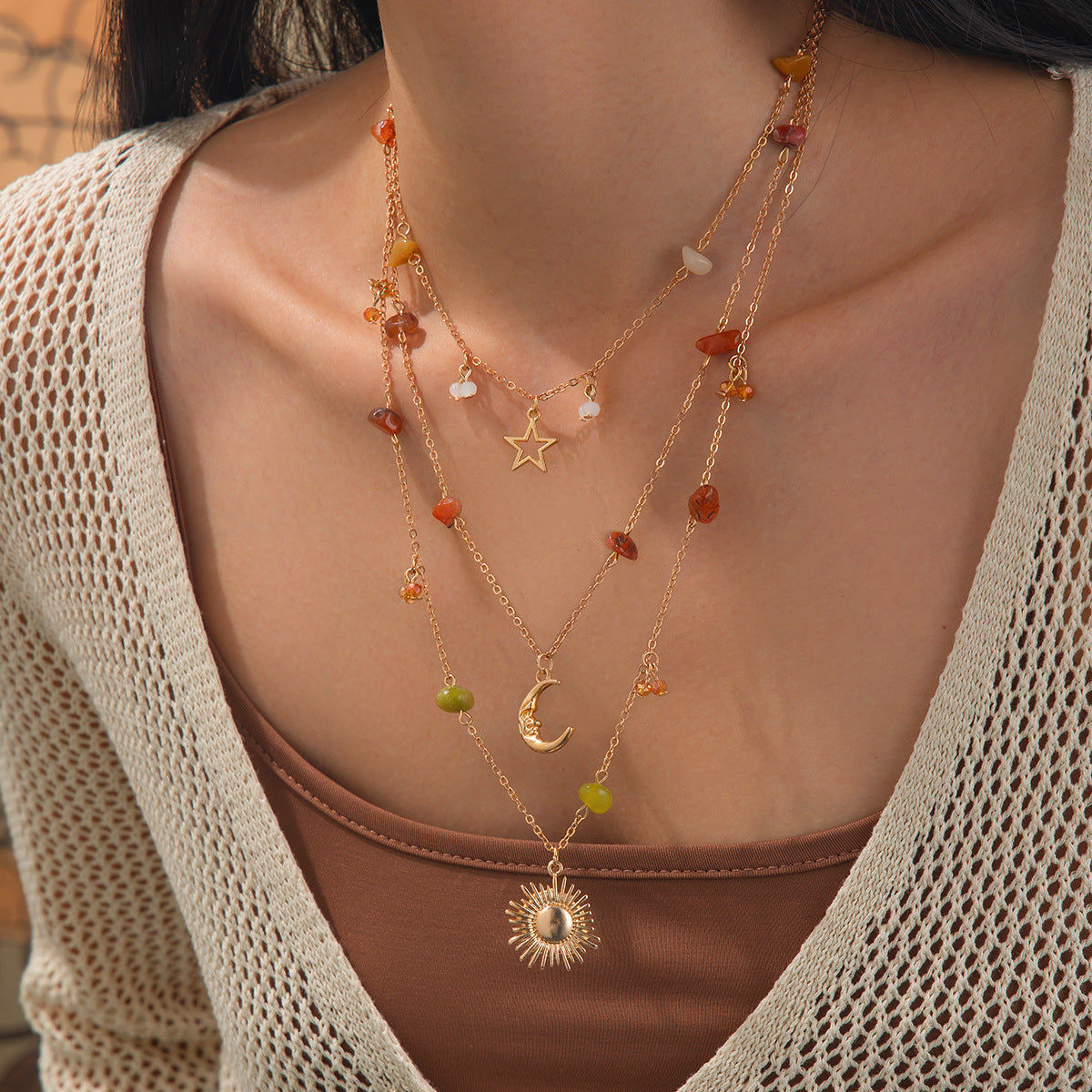 Collana con ciondolo a sole geometrico irregolare da donna con intarsi in turchese e cristallo su catena in rame e acciaio placcato con design a strati a nappa