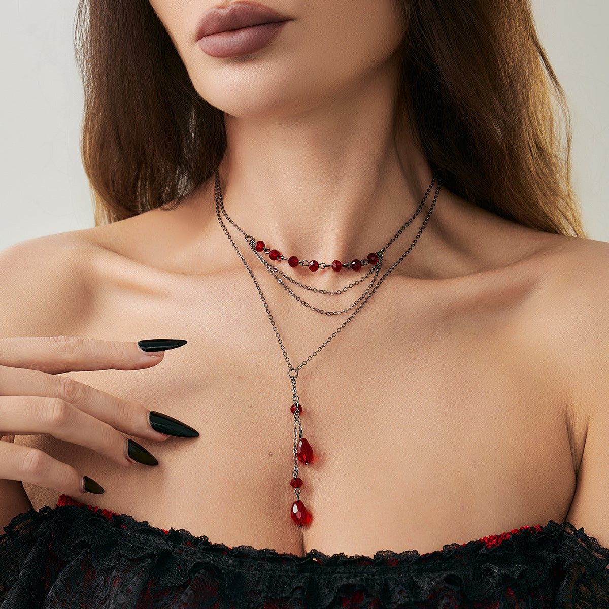Collana con ciondolo a goccia di sangue gotico minimalista vintage da donna con dettaglio nappa, intarsio geometrico in cristallo, metallo galvanizzato, catena sottile