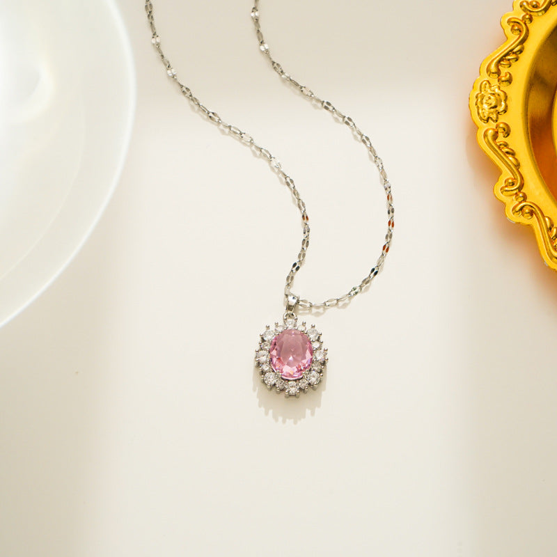 Elegante collar de acero de titanio con colgante ovalado de circonita cúbica microengarzada en cadena ondulada para mujer