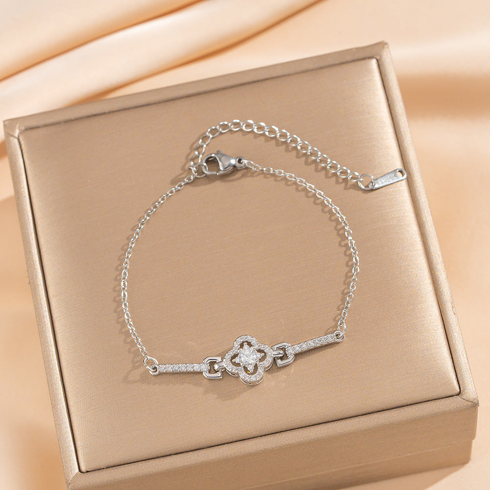 Bracciale di Lusso a Quadrifoglio da Donna in Rame Placcato Oro con Motivo Floreale e Dettaglio di Catena Delicata