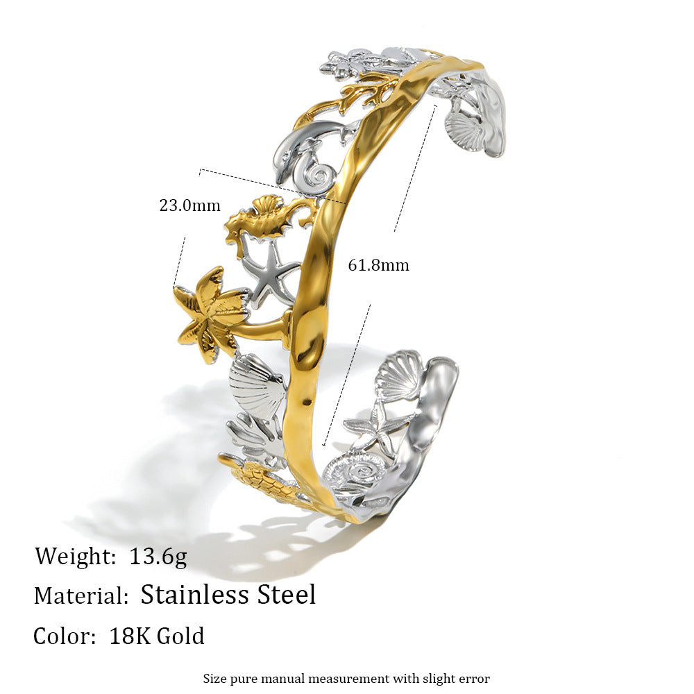 Pulsera Minimalista de Acero Inoxidable con Baño de Oro de 18K, Inspirada en el Océano con Motivos de Concha Marina y Estrella de Mar