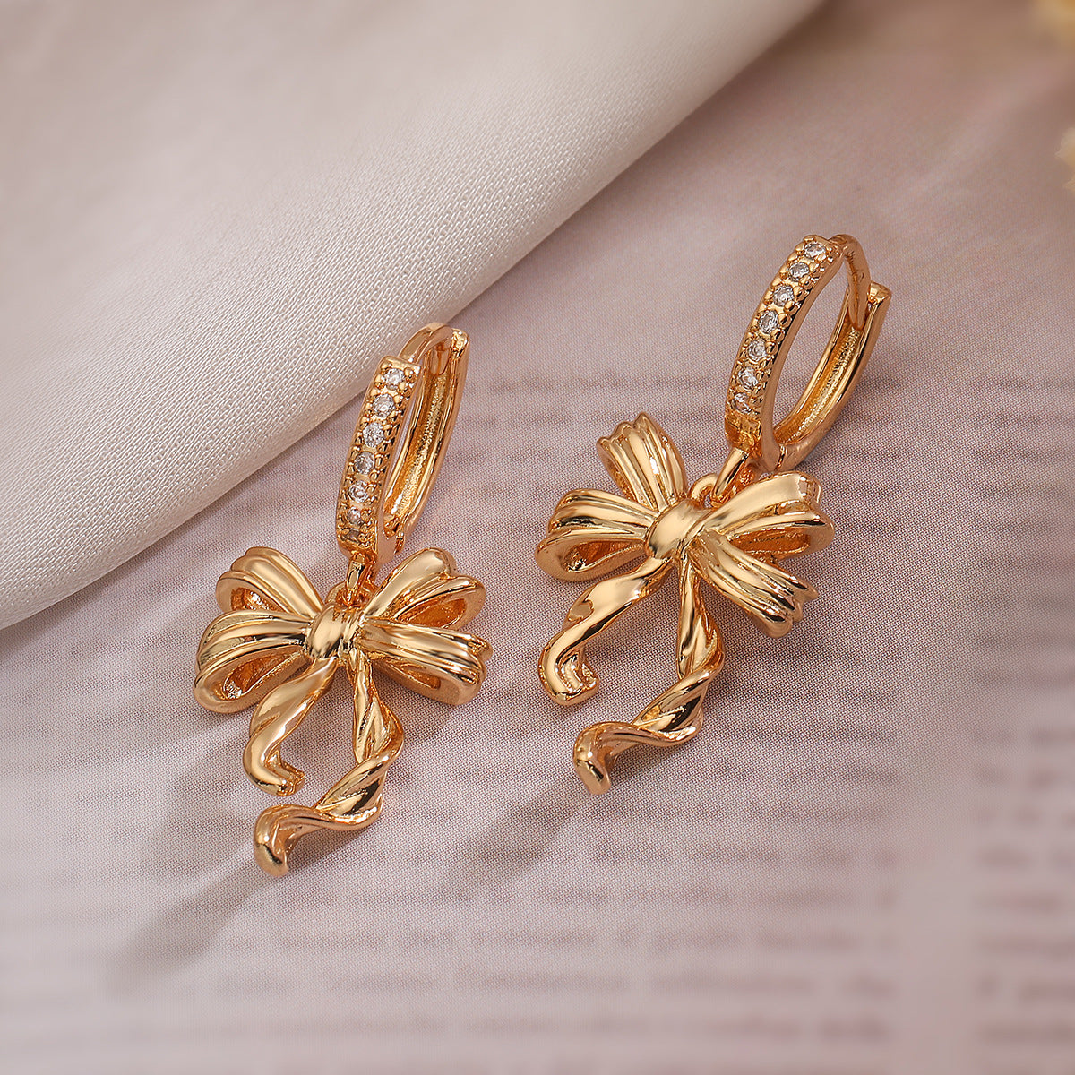 Orecchini pendenti da donna minimalisti in rame a forma di fiocco con placcatura in oro 18K e intarsio in zirconi