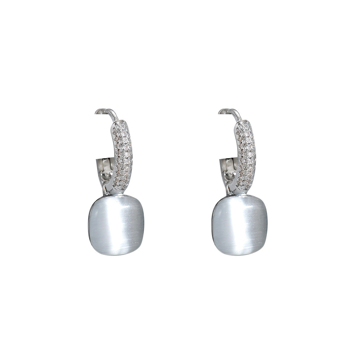 Aretes geométricos estilo Chanel para mujer con incrustaciones de circonitas sobre base de latón y postes de acero inoxidable