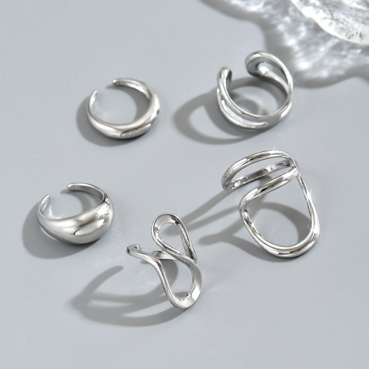 Anillo geométrico de mujer de moda de aleación de zinc con acabado chapado Diseño retorcido Anillos de banda abierta ajustables para dedo índice