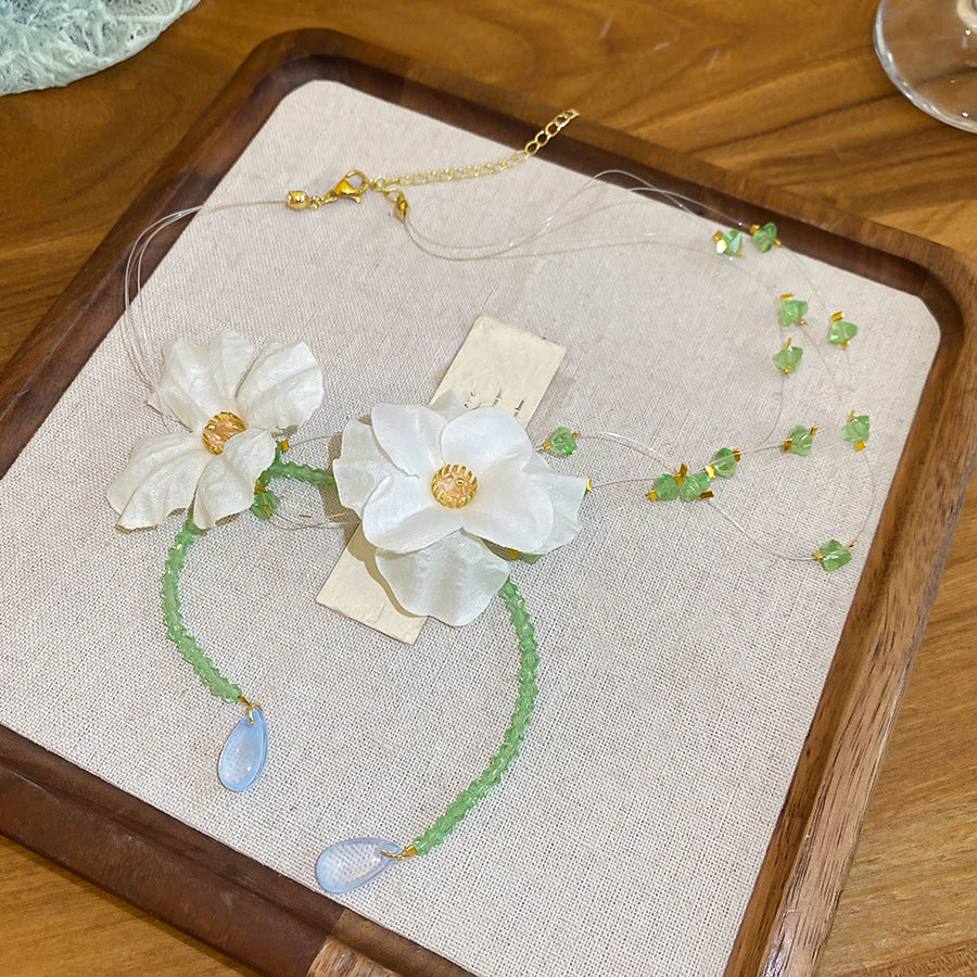 Parure di collana e orecchini con nappe floreali e cristalli, da donna, con finitura placcata