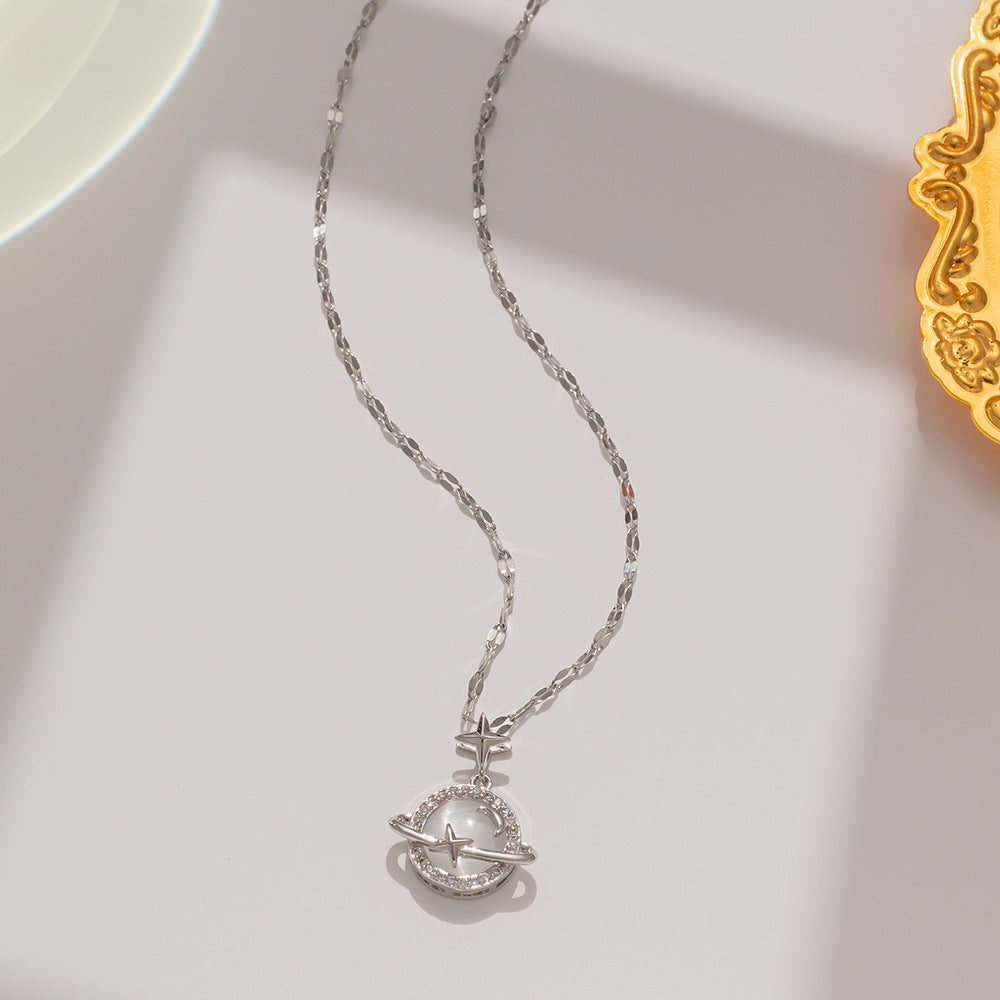 Collana con Pendente Geometrico Minimalista in Acciaio al Titanio per Donna con Pietra Occhio di Gatto Placcata Oro e Catena Ondulata