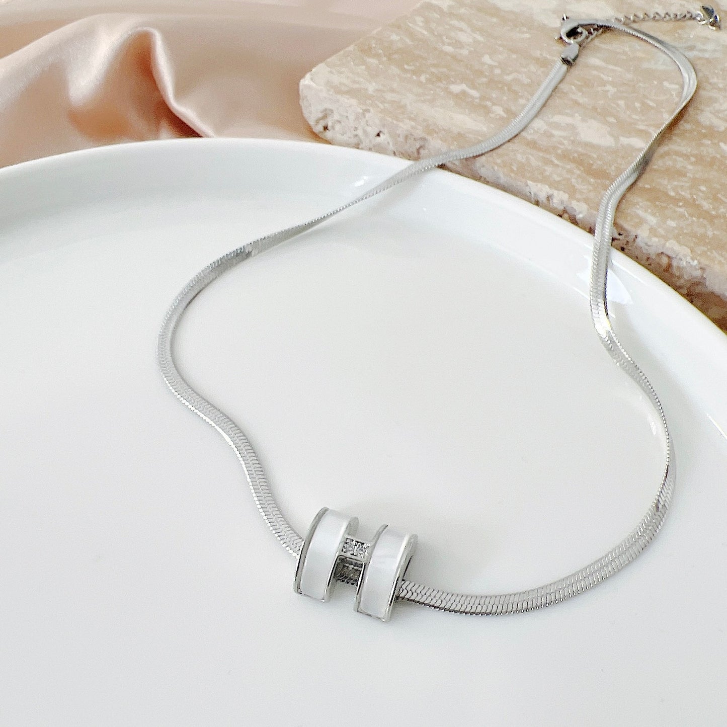 Collana pendente con iniziale H minimalista da donna in acciaio al titanio con intarsio di strass su catena a maglia.