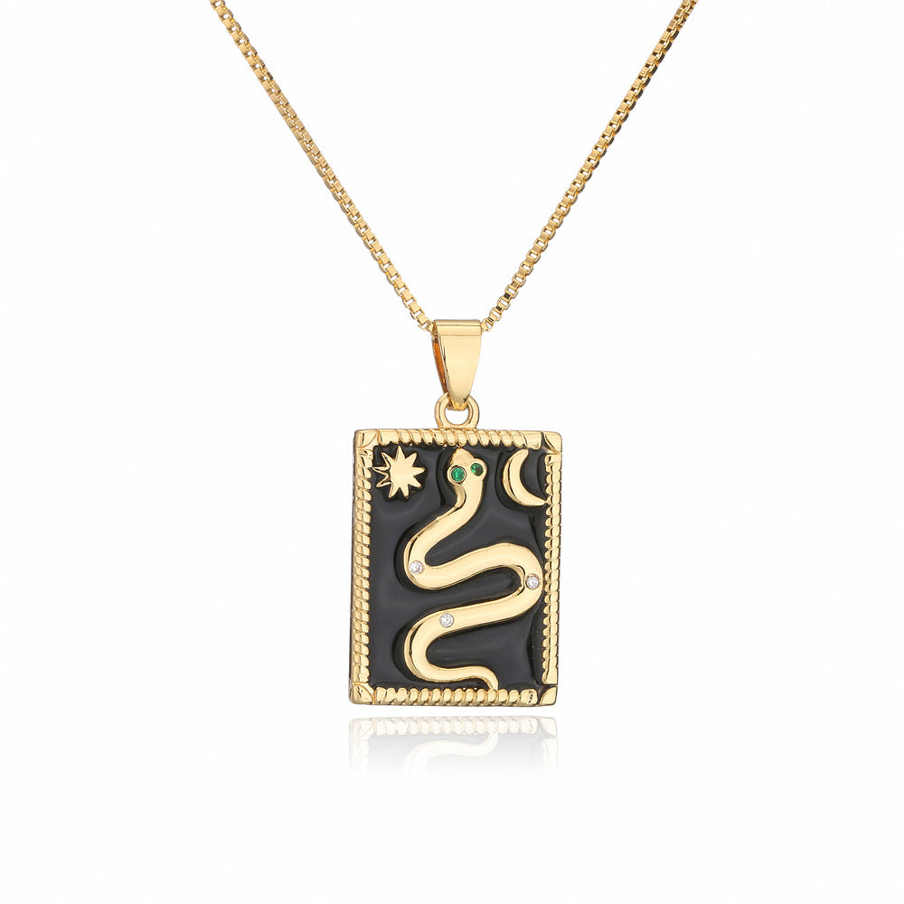 Collana con Ciondolo Serpente Totem in Stile Vintage in Rame Placcato Oro 18K, Finitura Smaltata e Intarsi in Strass