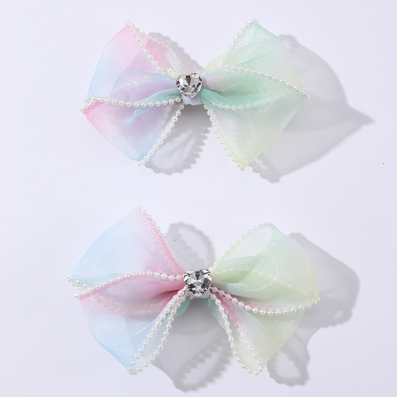 Pinza para el pelo de tul con diseño de arcoíris minimalista, lazo de perlas y acento de corazón para niños