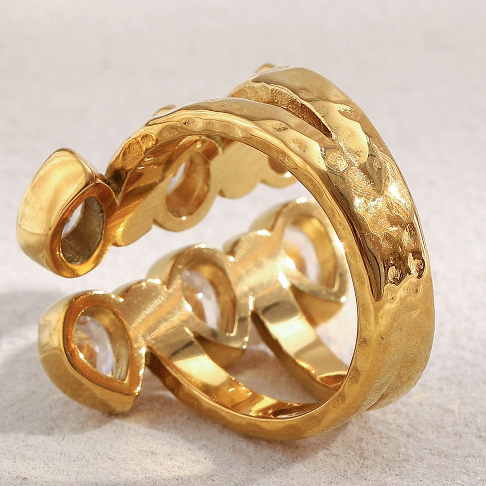 Anello di lusso in acciaio inossidabile geometrico stile francese con placcatura in oro 18 carati e zirconi a goccia asimmetrici a doppio strato