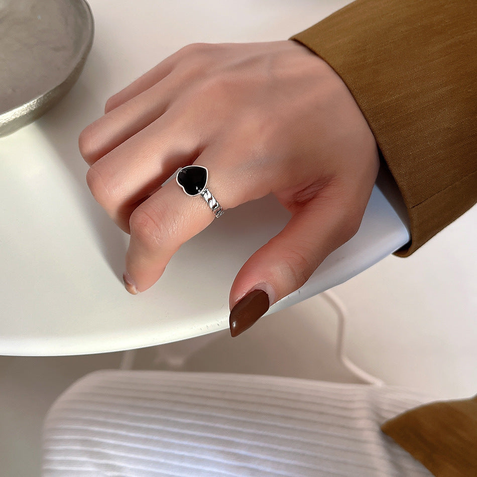 Anillo minimalista con forma de corazón de plata de ley 925 con acabado mate para mujer