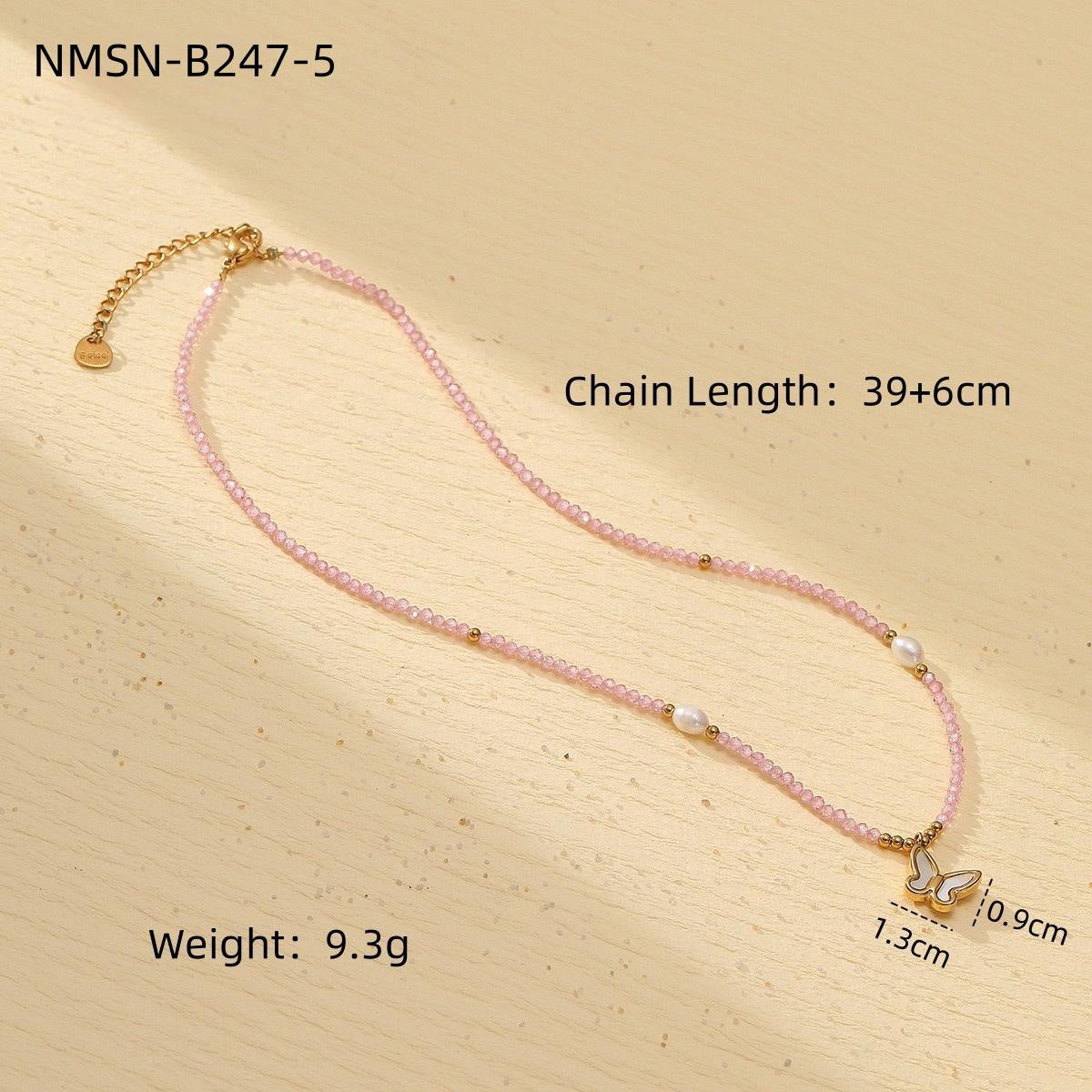 Collana con Pendente a Farfalla Minimalista in Acciaio al Titanio con Finitura Elettroplaccata e Dettagli in Perle Naturali d'Acqua Dolce