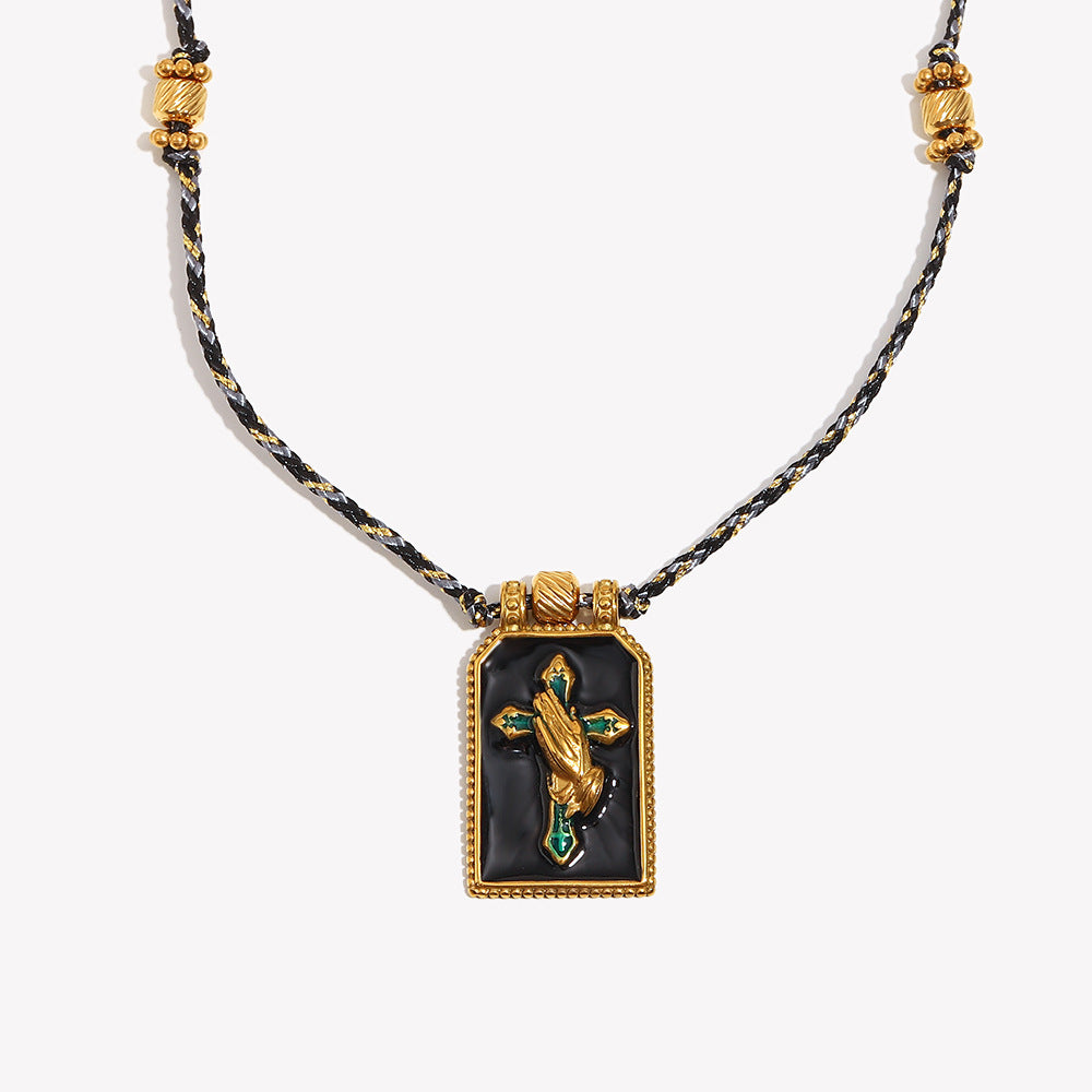 Collana con pendente a croce geometrica minimalista in acciaio inossidabile placcato oro 18 carati e finitura smaltata da donna