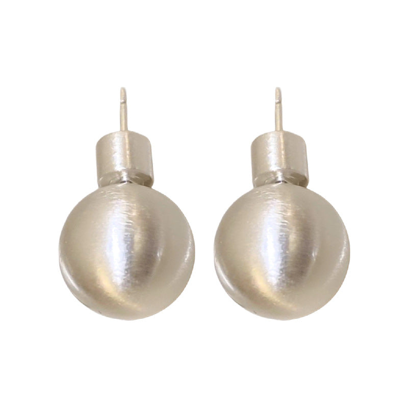 Pendientes de bola minimalistas geométricos mate chapados en plata de ley esmerilada para mujer con una estética lujosa y sofisticada