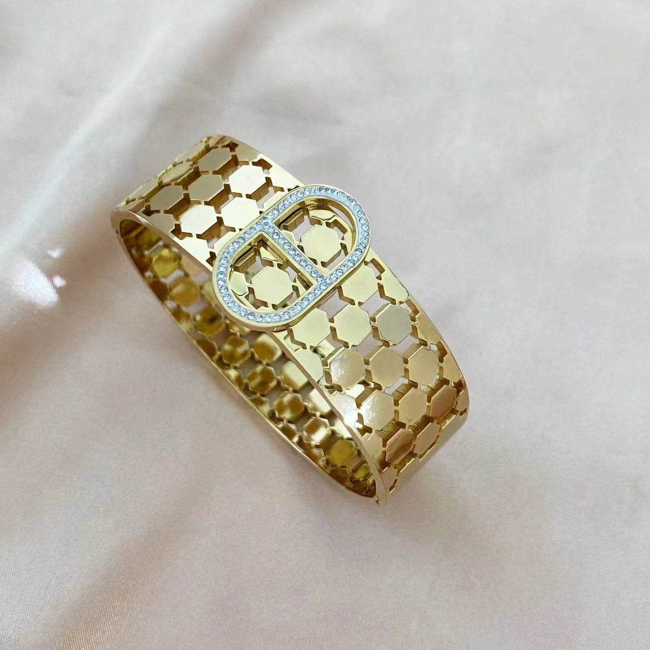 Bracciale da donna in acciaio al titanio con lettere "CD" e design minimalista traforato, finitura placcata e apertura regolabile