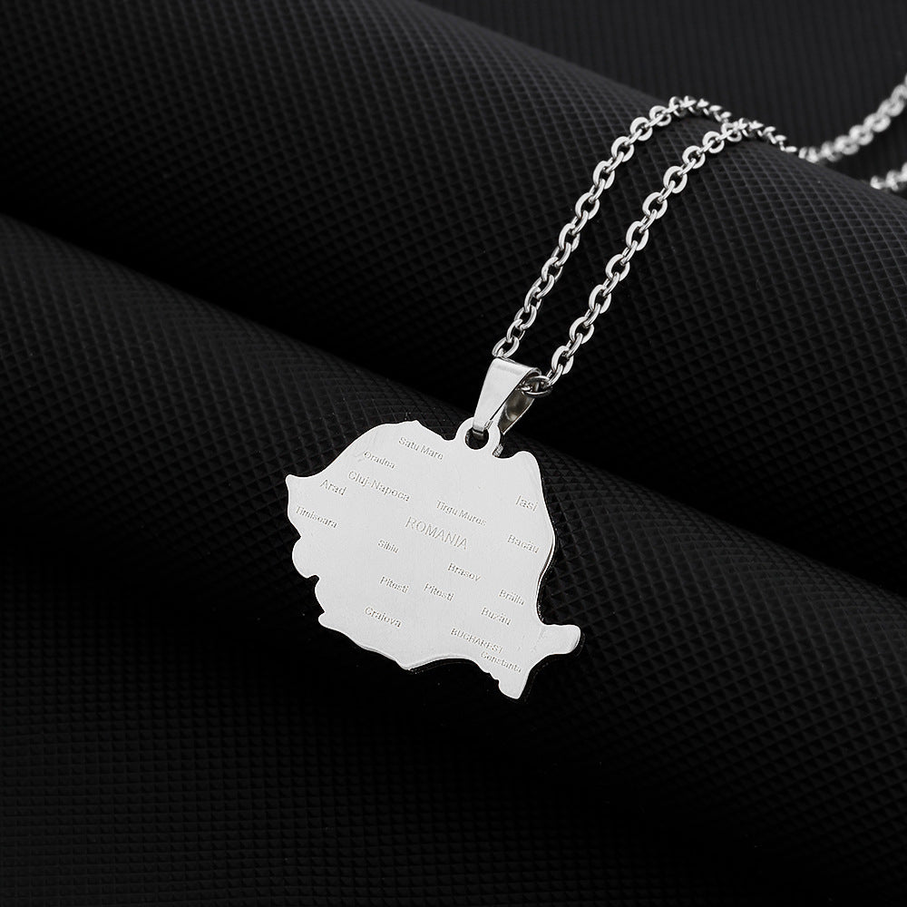 Collana con ciondolo a mappa etnica geometrica rumena in acciaio inossidabile con intarsio in acciaio al titanio e finitura smaltata su catena a maglie ovali