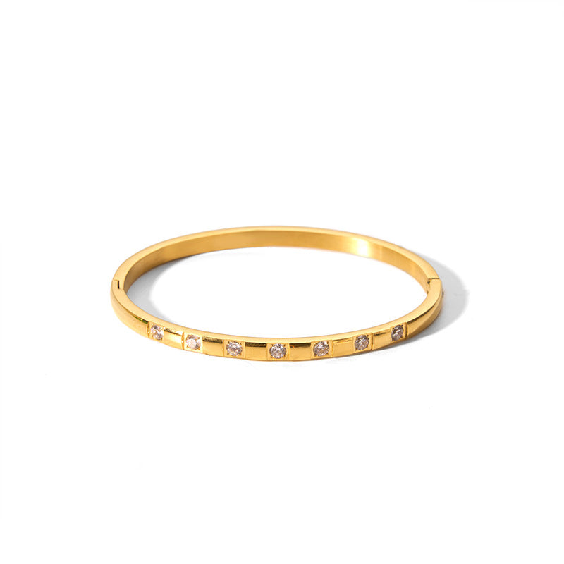 Bracciale alla moda da donna in acciaio inossidabile placcato oro 18 carati con intarsi in zircone bianco e design ad anello geometrico