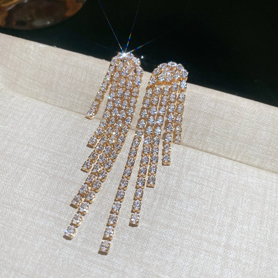Orecchini pendenti con nappe geometriche minimaliste con intarsi di strass in rame placcato e perni in argento sterling 925 da donna