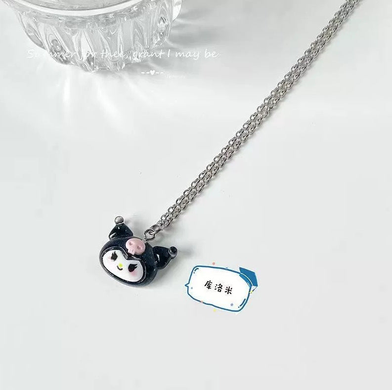 Collar con colgante de resina de personaje de dibujos animados minimalista para niños con acabado de esmalte y cadena tipo caja