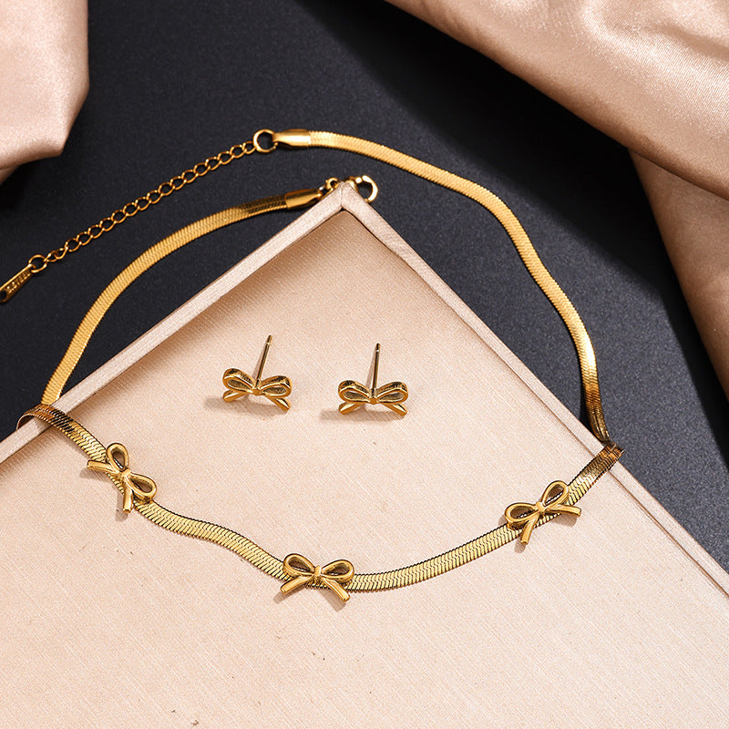 Parure collana e orecchini a fiocco da donna in acciaio inossidabile placcato oro 18 carati, stile minimalista