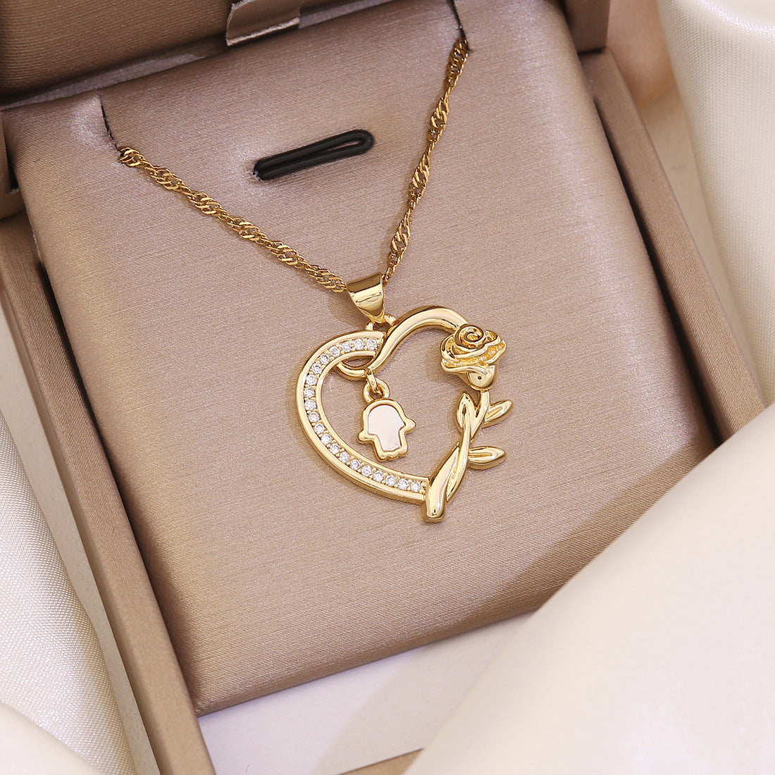 Fashionable Heart-Shaped Copper Pendant Necklace with 18K Gold Plating for Women
