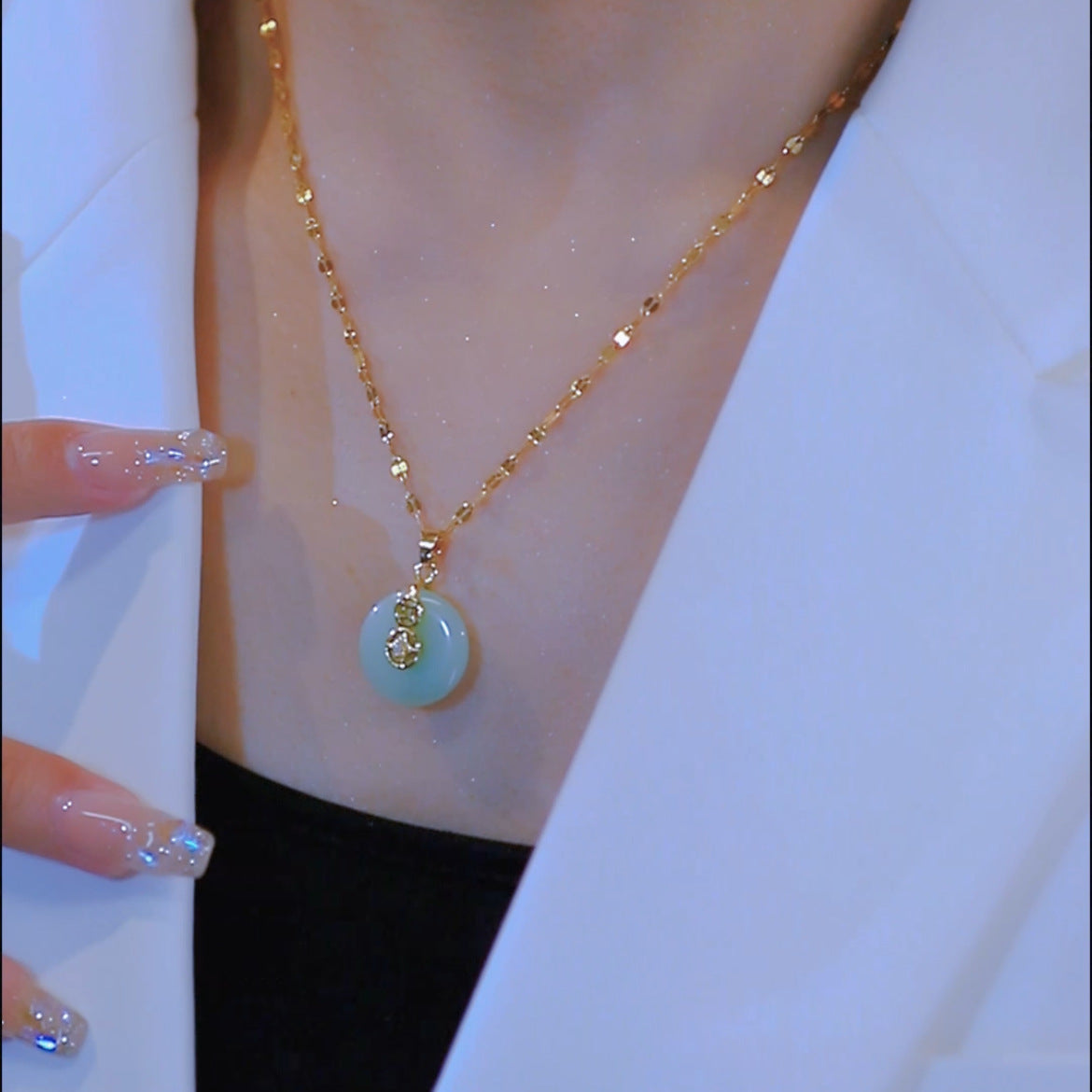 Collana con ciondolo tondo minimalista da donna in acciaio al titanio con catena a serpente e ciondolo in rame placcato oro stile medaglione elegante e versatile
