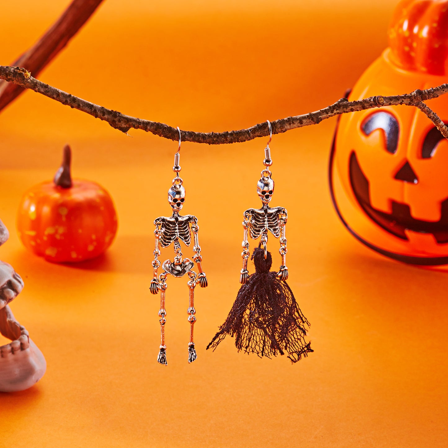 Orecchini di Halloween "Sweet-Edgy" da donna con teschio e ossa di scheletro in lega con finitura placcata