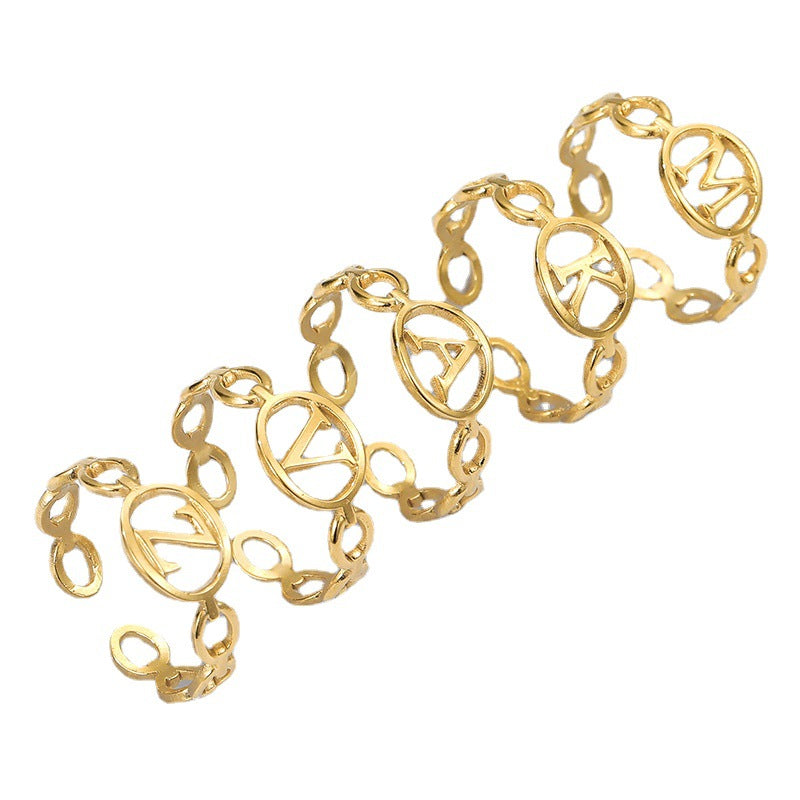 Anello regolabile aperto in acciaio inossidabile minimalista da donna con lettere alfabeto incise, finitura placcata ipoallergenica