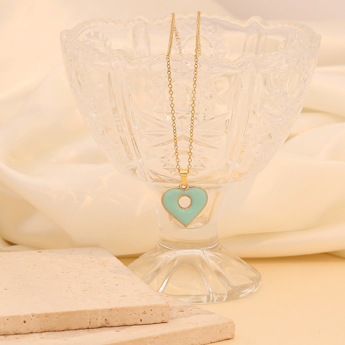 Collana con Ciondolo a Cuore in Acciaio Inox alla Moda per Donna con Stile da Ufficio Moderno