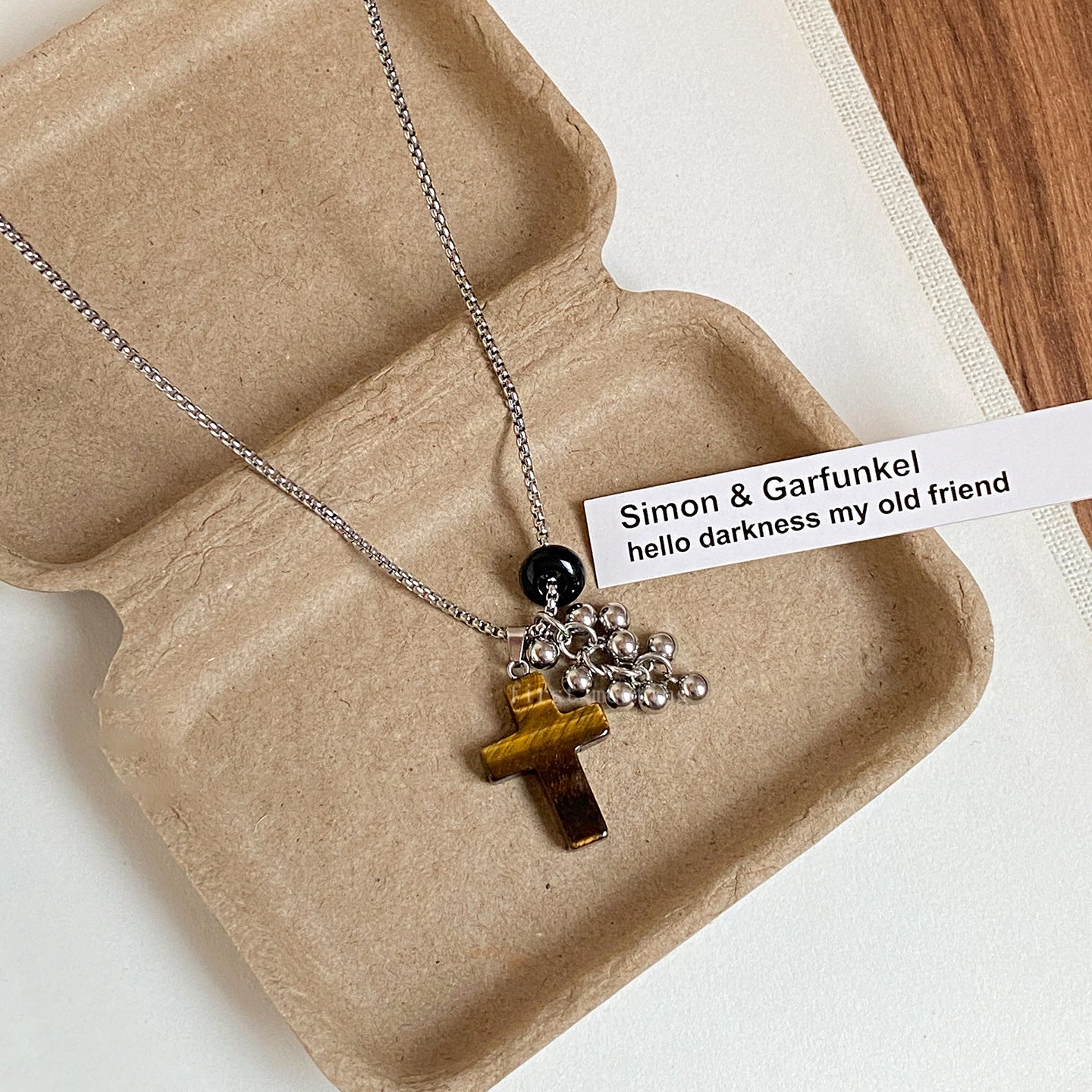 Collana con ciondolo geometrico minimalista in acciaio inossidabile con perle di occhio di tigre da donna, catena leggera casual per maglione con finitura placcata