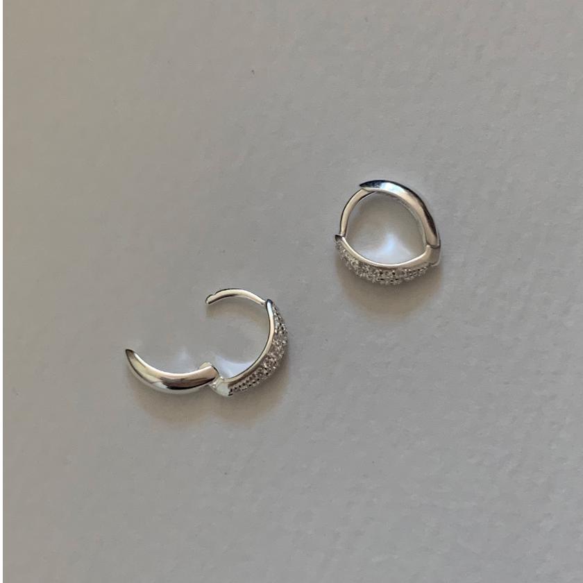 Orecchini a perno minimalisti a forma di lettera in argento sterling 925 con intarsio di strass, perno ipoallergenico