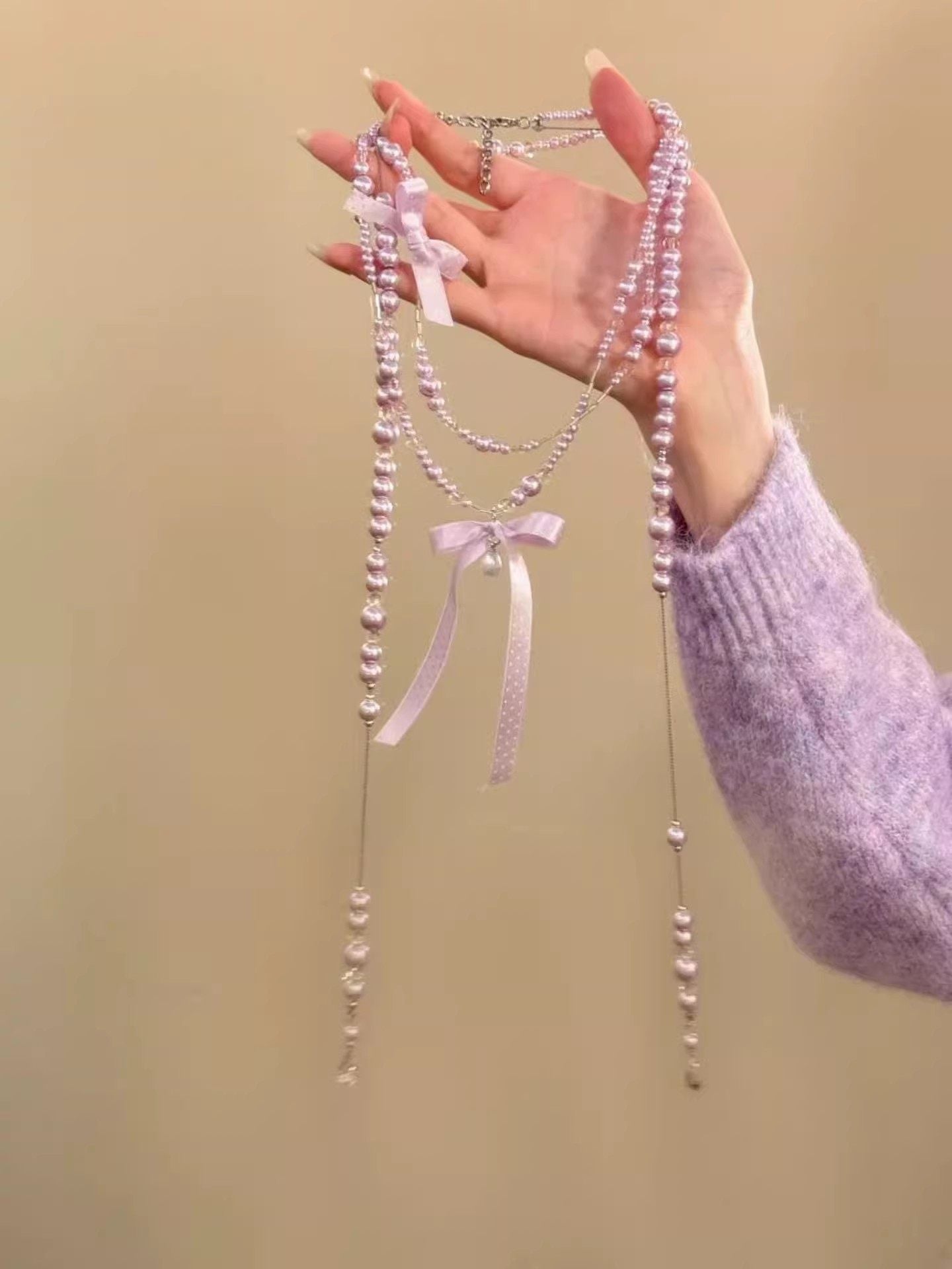 Elegante collana francese vintage a forma di fiocco con perle e intarsi in strass, pendente in lega placcata su catena per maglione da donna