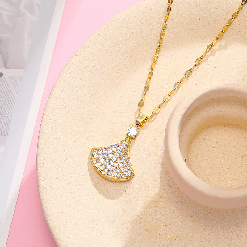 Elegante collana da donna in acciaio al titanio con zirconia incastonata, ciondolo a gonna svasata e finitura placcata