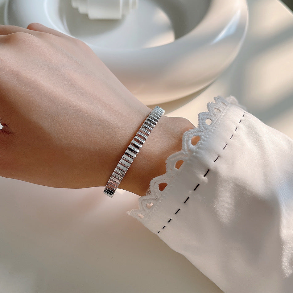Braccialetto da donna minimalista a forma di ingranaggio irregolare con trama in argento sterling S925