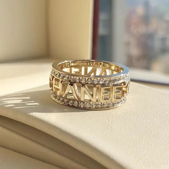 Anello in ottone placcato oro di lusso con doppia fila di strass e lettera
